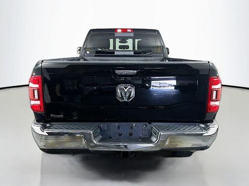 Diamond Black Crystal Pearlcoat 2022 RAM 2500 Laramie Crew Cab 4x4 8' Box