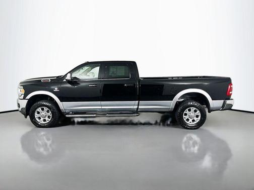 Diamond Black Crystal Pearlcoat 2022 RAM 2500 Laramie Crew Cab 4x4 8' Box