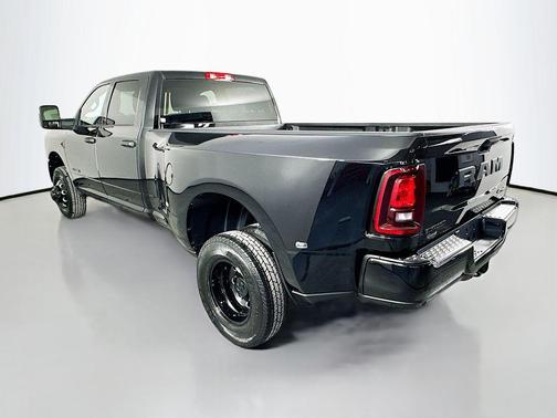 Diamond Black Crystal Pearlcoat 2026 RAM 3500 Big Horn Crew Cab 4x4 8' Box