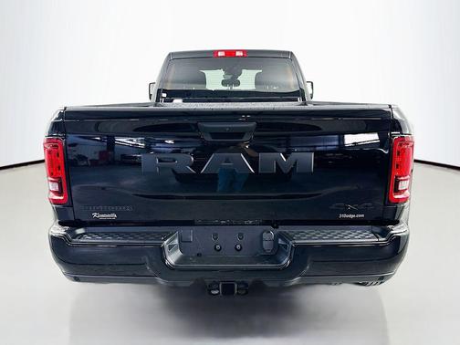 Diamond Black Crystal Pearlcoat 2026 RAM 3500 Big Horn Crew Cab 4x4 8' Box