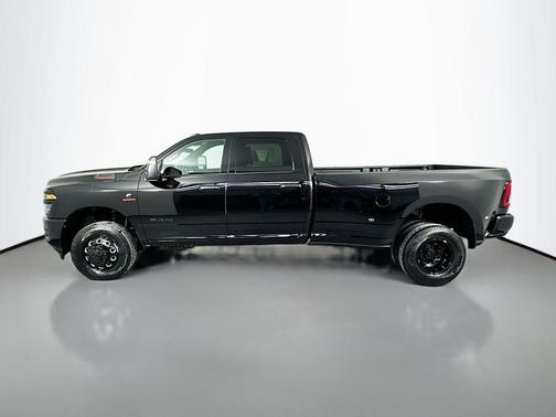Diamond Black Crystal Pearlcoat 2026 RAM 3500 Big Horn Crew Cab 4x4 8' Box