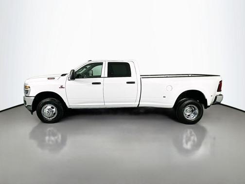 Bright White Clearcoat 2026 RAM 3500 Tradesman Crew Cab 4x4 8' Box