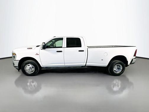Bright White Clearcoat 2026 RAM 3500 Tradesman Crew Cab 4x2 8' Box
