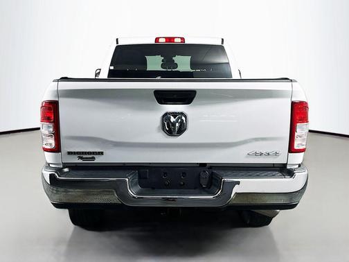 Bright White Clearcoat 2022 RAM 2500 Big Horn Crew Cab 4x4 6'4' Box