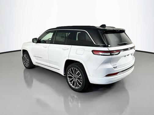 Bright White Clearcoat 2027 Jeep Grand Cherokee Summit