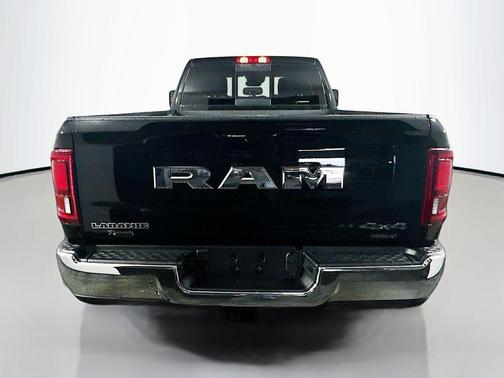 Diamond Black Crystal Pearlcoat 2025 RAM 3500 Laramie Crew Cab 4x4 8' Box