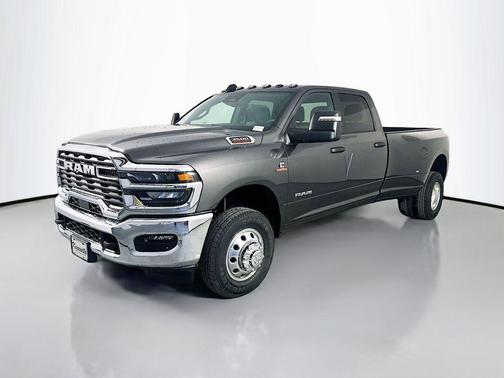 Diamond Black Crystal Pearlcoat 2026 RAM 3500 Big Horn Crew Cab 4x4 8' Box