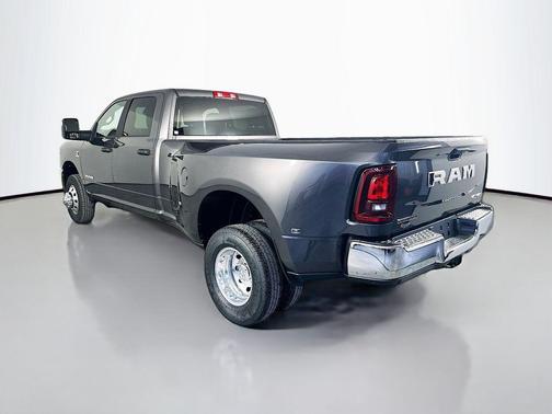 Diamond Black Crystal Pearlcoat 2026 RAM 3500 Big Horn Crew Cab 4x4 8' Box