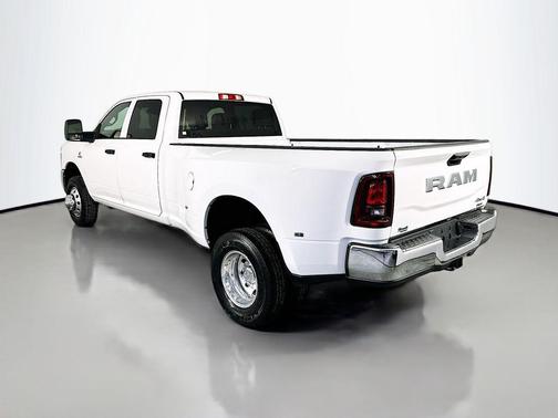 Bright White Clearcoat 2026 RAM 3500 Tradesman Crew Cab 4x4 8' Box