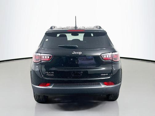 Diamond Black Crystal Pearlcoat 2026 Jeep Compass Latitude