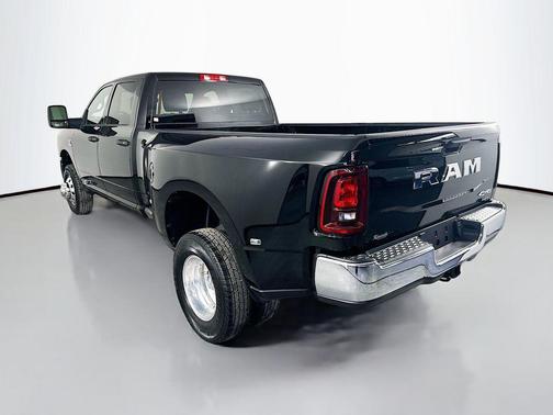 Diamond Black Crystal Pearlcoat 2026 RAM 3500 Tradesman Crew Cab 4x4 8' Box