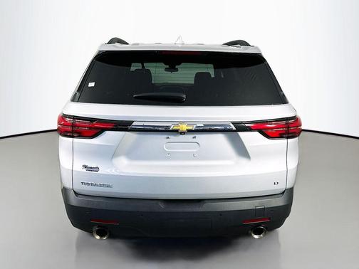 Silver Ice Metallic 2022 Chevrolet Traverse LT Cloth