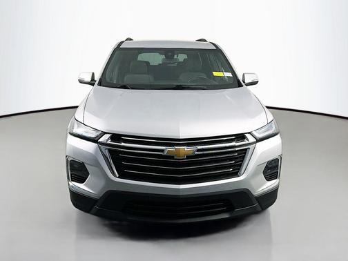 Silver Ice Metallic 2022 Chevrolet Traverse LT Cloth