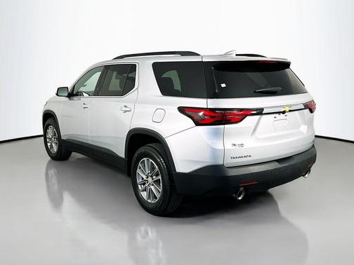 Silver Ice Metallic 2022 Chevrolet Traverse LT Cloth