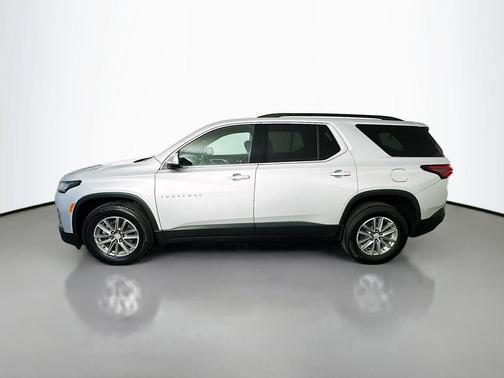 Silver Ice Metallic 2022 Chevrolet Traverse LT Cloth