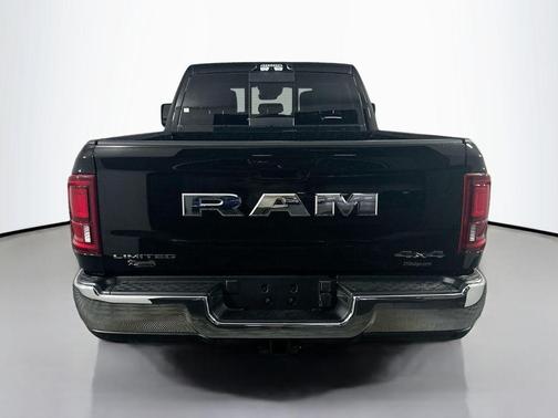 Diamond Black Crystal Pearlcoat 2025 RAM 3500 Limited Crew Cab 4x4 6'4' Box