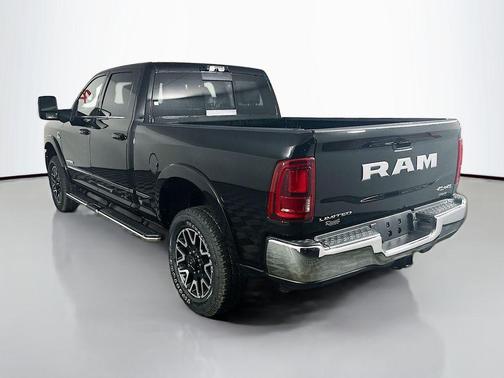 Diamond Black Crystal Pearlcoat 2025 RAM 3500 Limited Crew Cab 4x4 6'4' Box