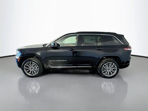 High Gloss Black 2027 Jeep Grand Cherokee Summit