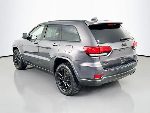 Granite Crystal Metallic Clearcoat 2021 Jeep Grand Cherokee Laredo