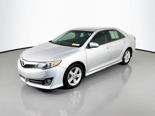 Classic Silver Metallic 2014 Toyota Camry SE