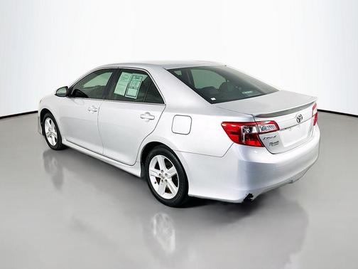 Classic Silver Metallic 2014 Toyota Camry SE