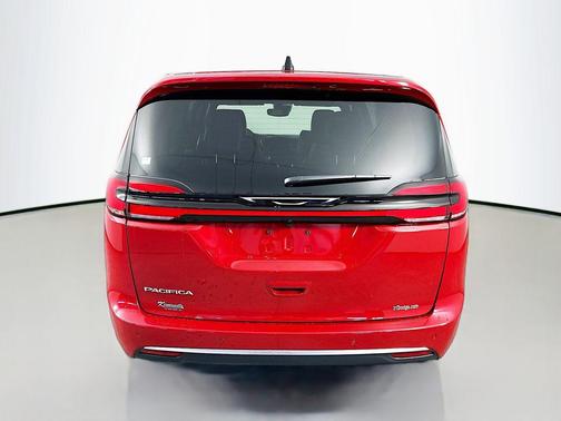 Red Hot Pearlcoat 2027 Chrysler Pacifica L