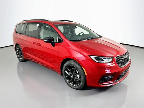 Red Hot Pearlcoat 2026 Chrysler Pacifica Limited