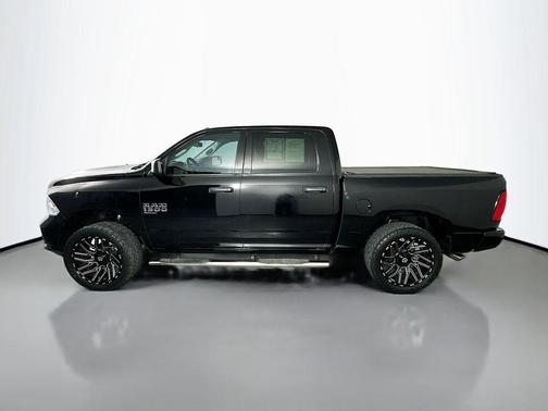 Diamond Black Crystal Pearlcoat 2020 RAM 1500 Classic Express