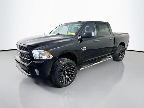 Diamond Black Crystal Pearlcoat 2020 RAM 1500 Classic Express