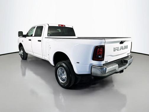 Bright White Clearcoat 2026 RAM 3500 Tradesman Crew Cab 4x4 8' Box