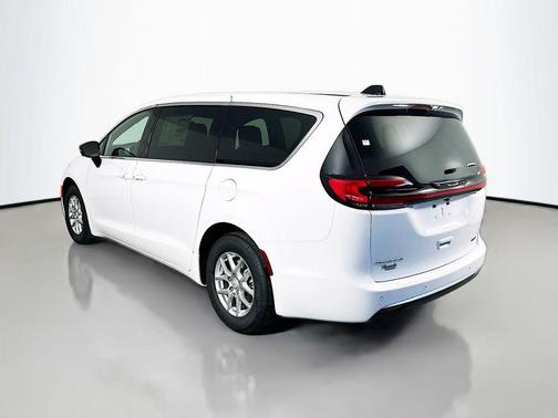 Bright White Clearcoat 2027 Chrysler Pacifica L