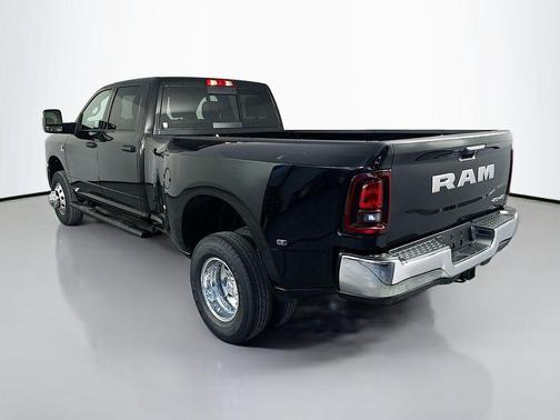 Diamond Black Crystal Pearlcoat 2026 RAM 3500 Tradesman Crew Cab 4x4 8' Box
