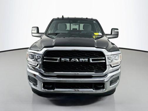 Diamond Black Crystal Pearlcoat 2024 RAM 2500 Tradesman Crew Cab 4x4 6'4' Box
