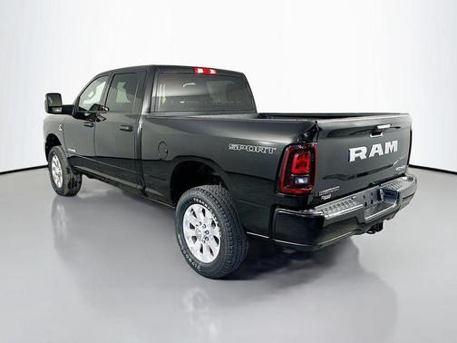 Diamond Black Crystal Pearlcoat 2026 RAM 3500 Big Horn Crew Cab 4x4 6'4' Box
