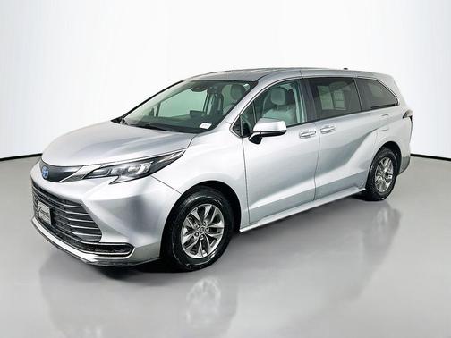Celestial Silver Metallic 2024 Toyota Sienna LE