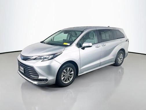2024 Toyota Sienna LE