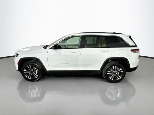 Bright White Clearcoat 2027 Jeep Grand Cherokee Limited