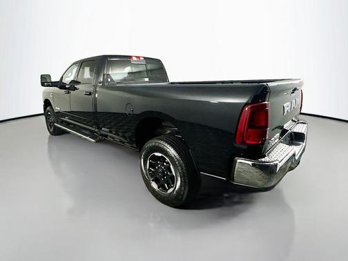 Diamond Black Crystal Pearlcoat 2025 RAM 2500 Laramie Crew Cab 4x4 8' Box