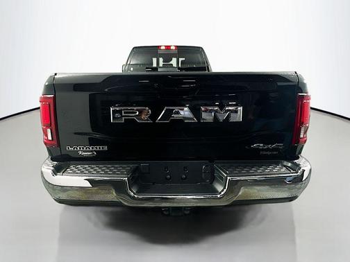 Diamond Black Crystal Pearlcoat 2025 RAM 2500 Laramie Crew Cab 4x4 8' Box