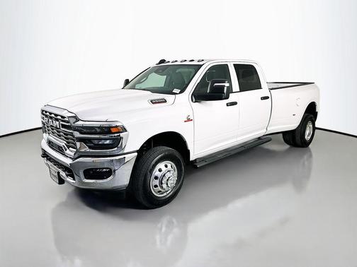 Bright White Clearcoat 2026 RAM 3500 Tradesman Crew Cab 4x4 8' Box