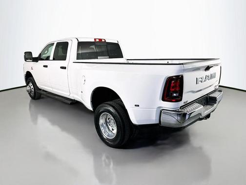 Bright White Clearcoat 2026 RAM 3500 Tradesman Crew Cab 4x4 8' Box