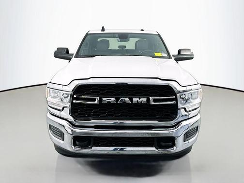 Bright White Clearcoat 2022 RAM 2500 Tradesman Crew Cab 4x4 8' Box