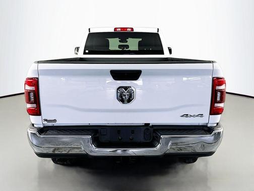 Bright White Clearcoat 2022 RAM 2500 Tradesman Crew Cab 4x4 8' Box