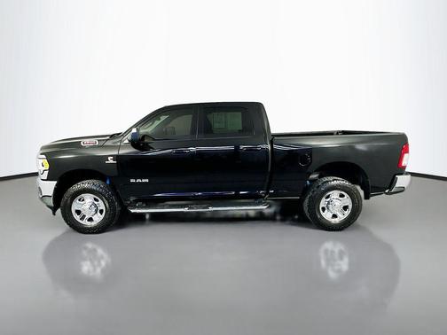 Diamond Black Crystal Pearlcoat 2022 RAM 2500 Big Horn Crew Cab 4x4 6'4' Box