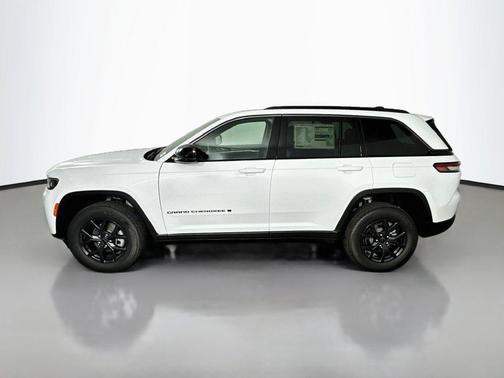 Bright White Clearcoat 2027 Jeep Grand Cherokee Altitude