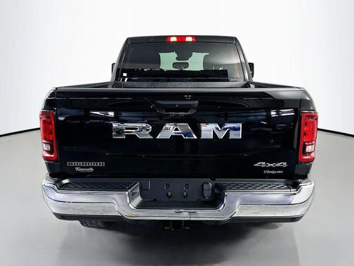 Diamond Black Crystal Pearlcoat 2026 RAM 2500 Big Horn Crew Cab 4x4 6'4' Box