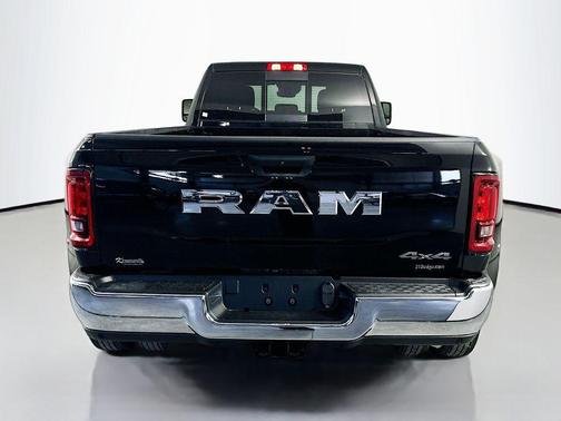 Diamond Black Crystal Pearlcoat 2026 RAM 3500 Tradesman Crew Cab 4x4 8' Box