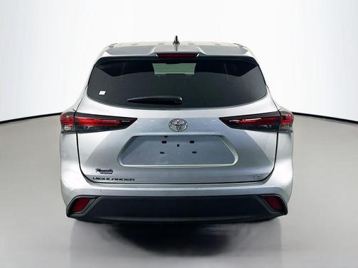 Celestial Silver Metallic 2024 Toyota Highlander LE