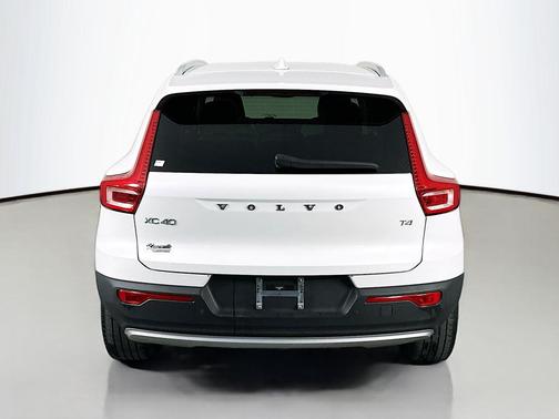 2021 Volvo XC40 T4 Momentum
