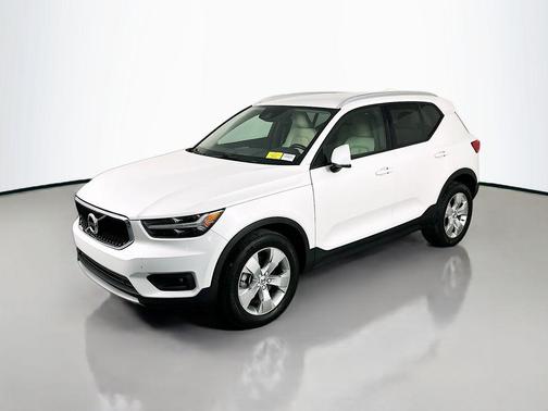 2021 Volvo XC40 T4 Momentum